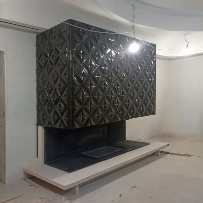 Современный камин с открытой топкой в майоликовой глазури от производителя Ceramica