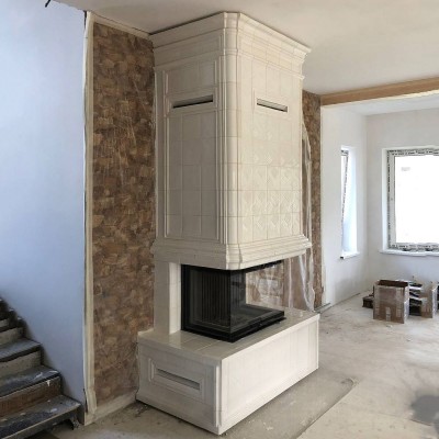 Современный изразцовый камин Сохо с широким нижним подиумом от производителя Ceramica